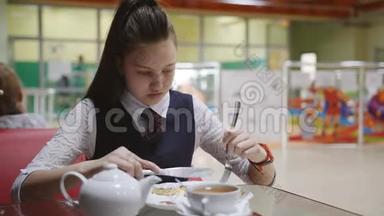 孤独饥饿的女学生休息时在学校食堂吃饭。